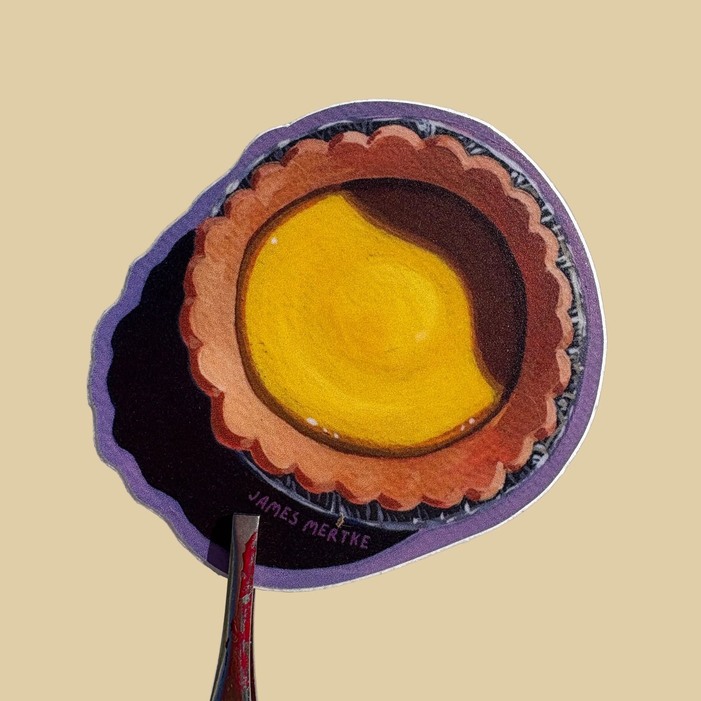 A sticker of an egg tart with a thin purple border,